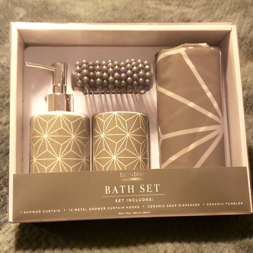 *NWOT* Bath set
